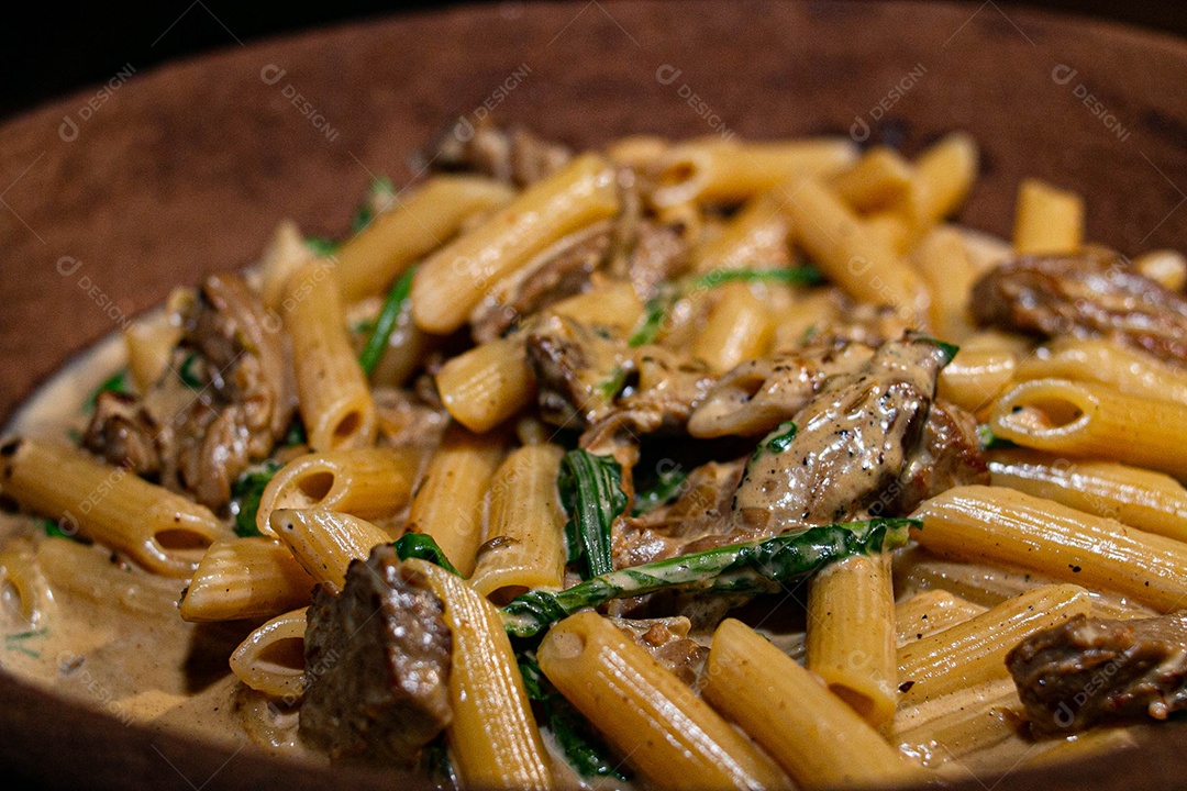 Rigatone com atum e rúcula comida restaurante