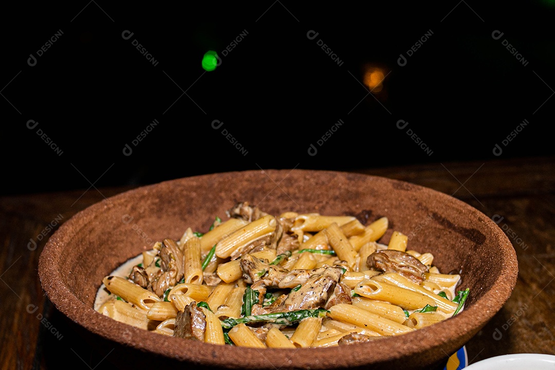 Rigatone com atum e rúcula comida restaurante
