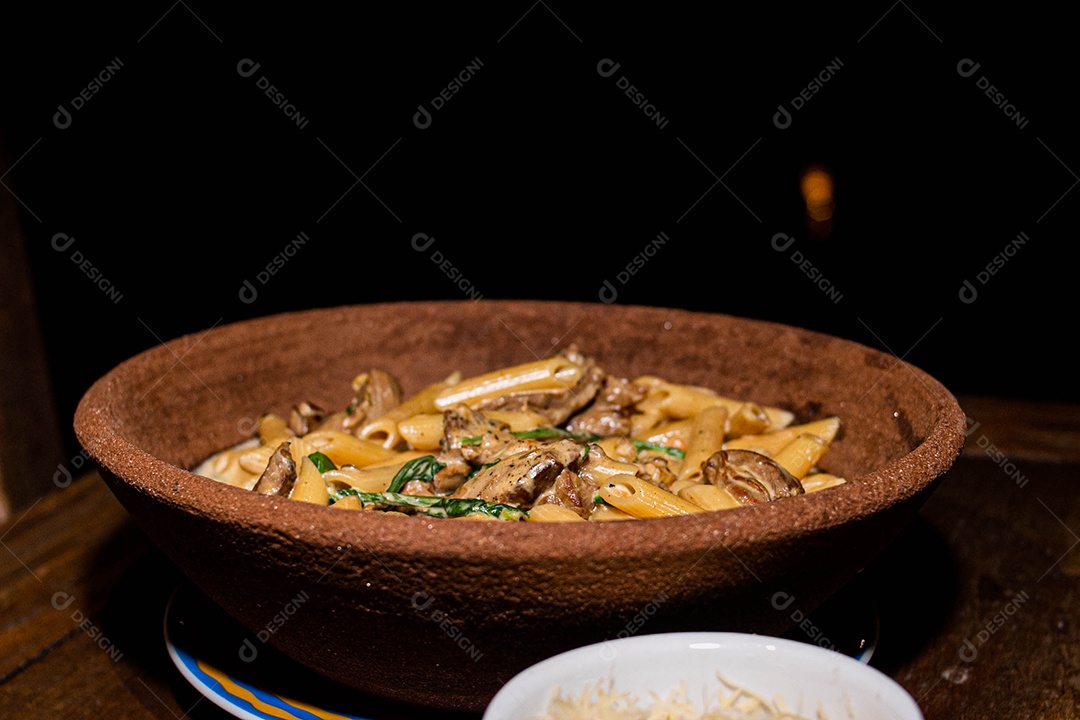 Rigatone com atum e rúcula comida restaurante