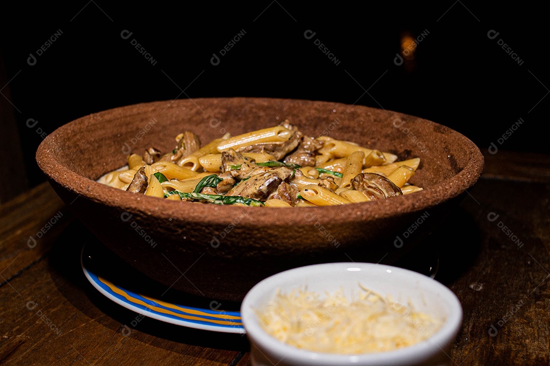 Rigatone com atum e rúcula comida restaurante