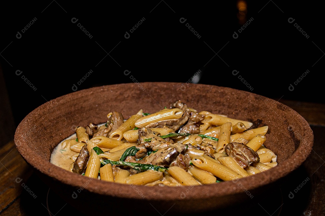 Rigatone com atum e rúcula comida restaurante