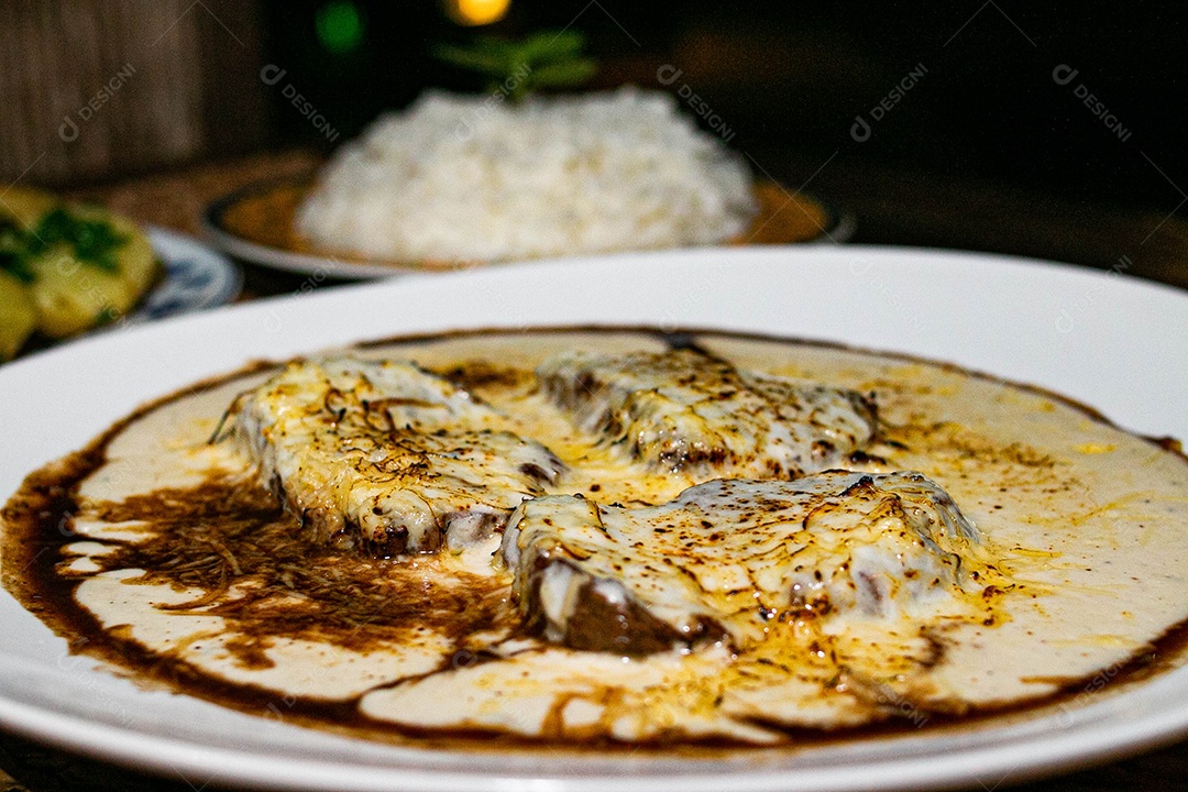 Comida sobre uma mesa de restaurante