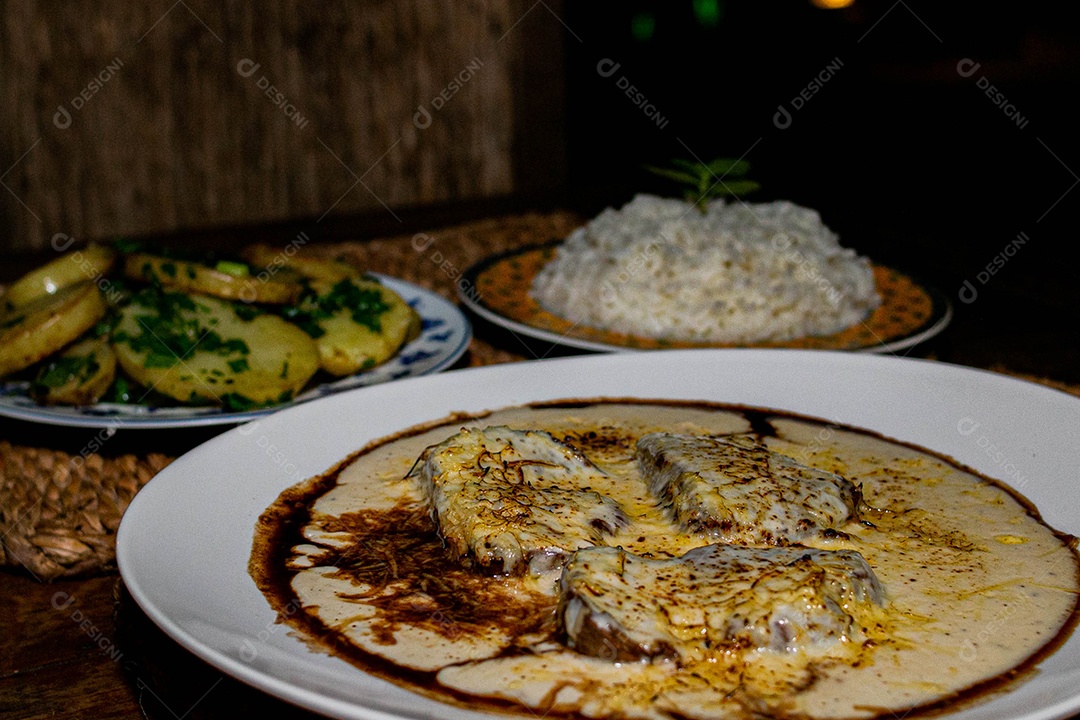 Comida sobre uma mesa de restaurante
