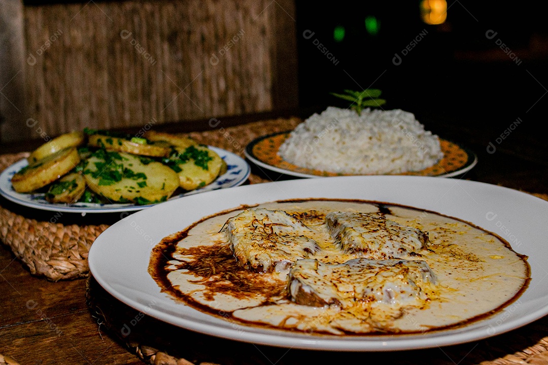 Comida sobre uma mesa de restaurante