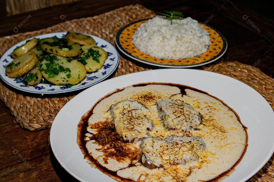Comida sobre uma mesa de restaurante