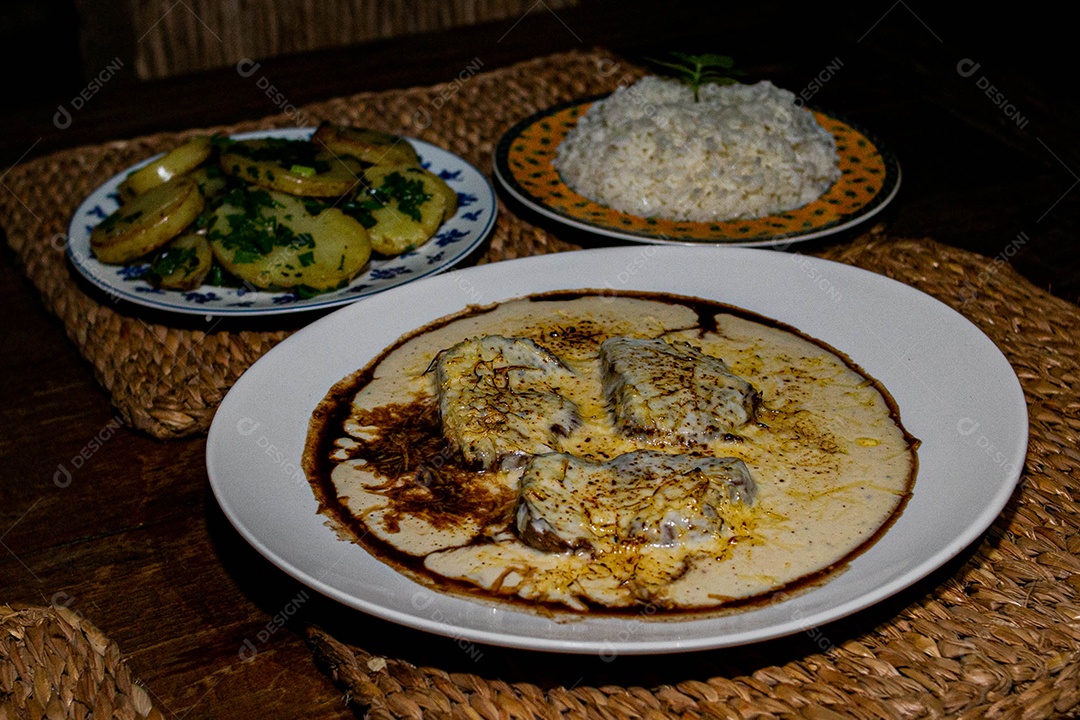 Comida sobre uma mesa de restaurante