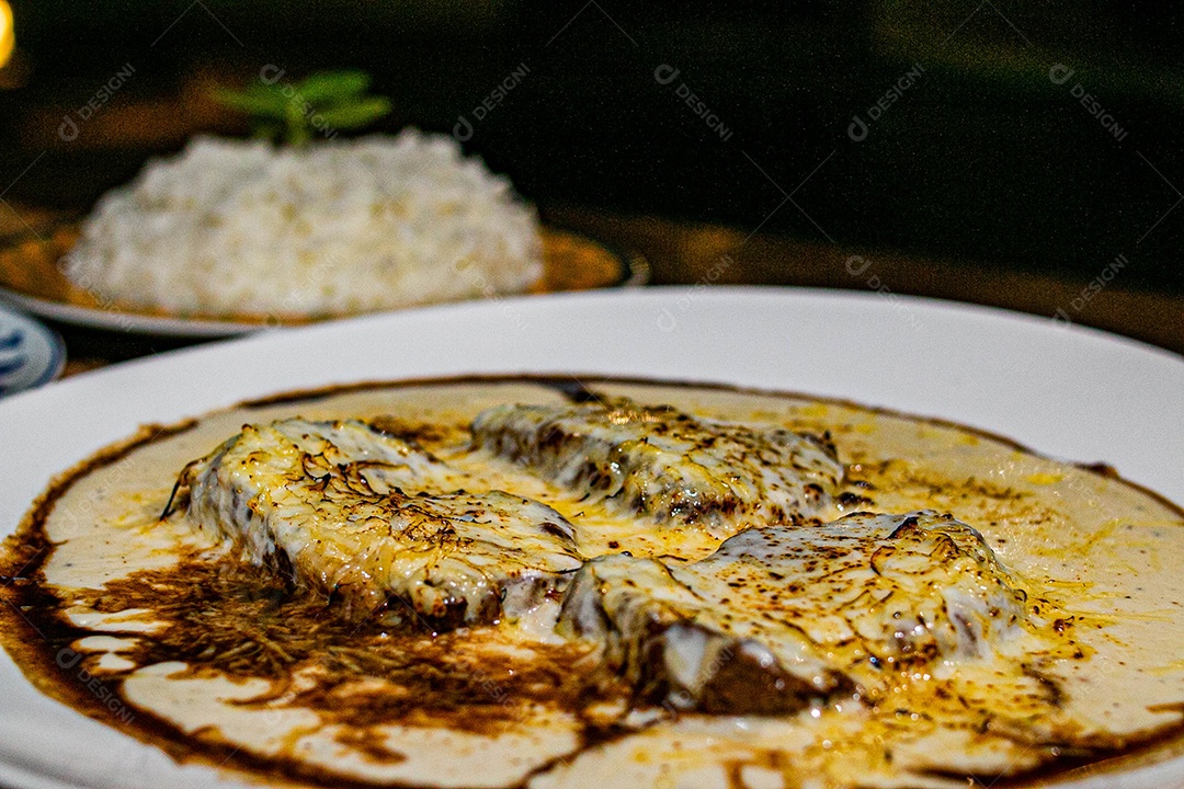 Comida sobre uma mesa de restaurante