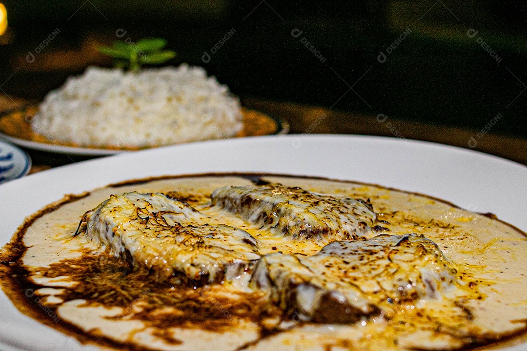 Comida sobre uma mesa de restaurante