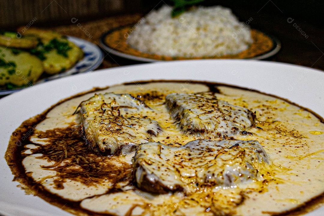 Comida sobre uma mesa de restaurante