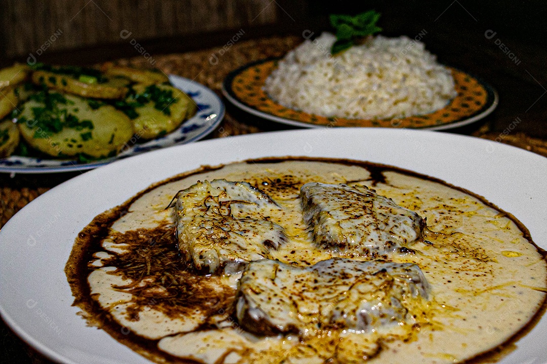 Comida sobre uma mesa de restaurante