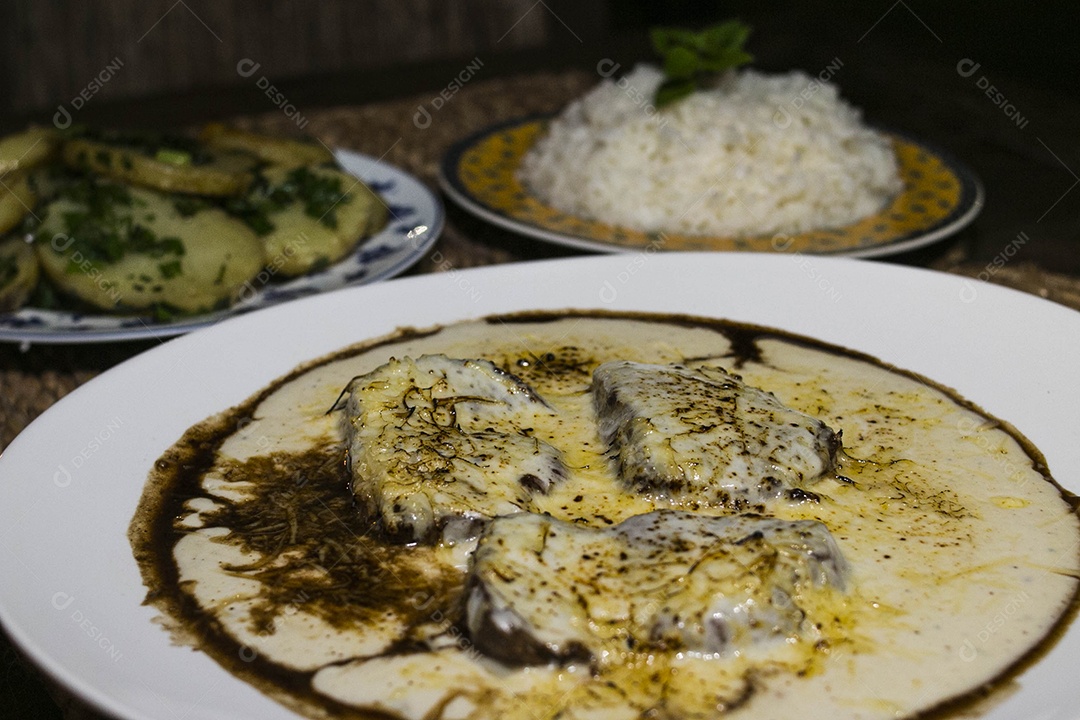 Comida sobre uma mesa de restaurante