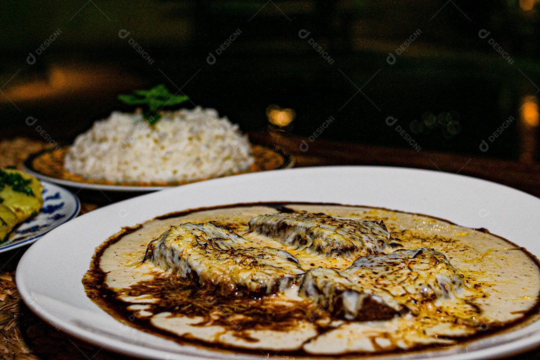 Comida sobre uma mesa de restaurante