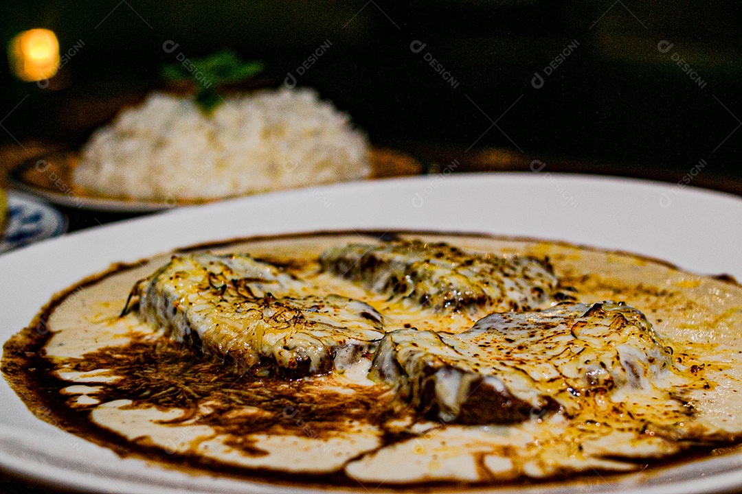 Comida sobre uma mesa de restaurante