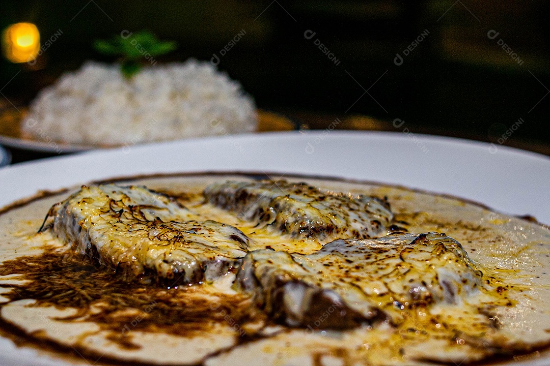 Comida sobre uma mesa de restaurante