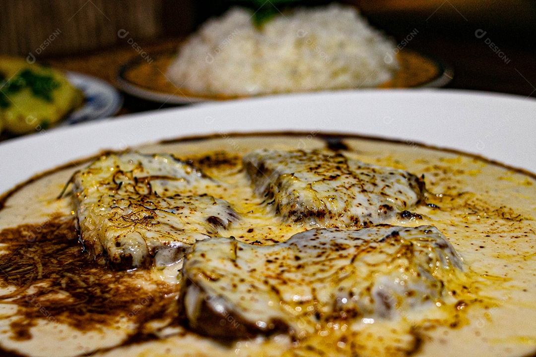 Comida sobre uma mesa de restaurante