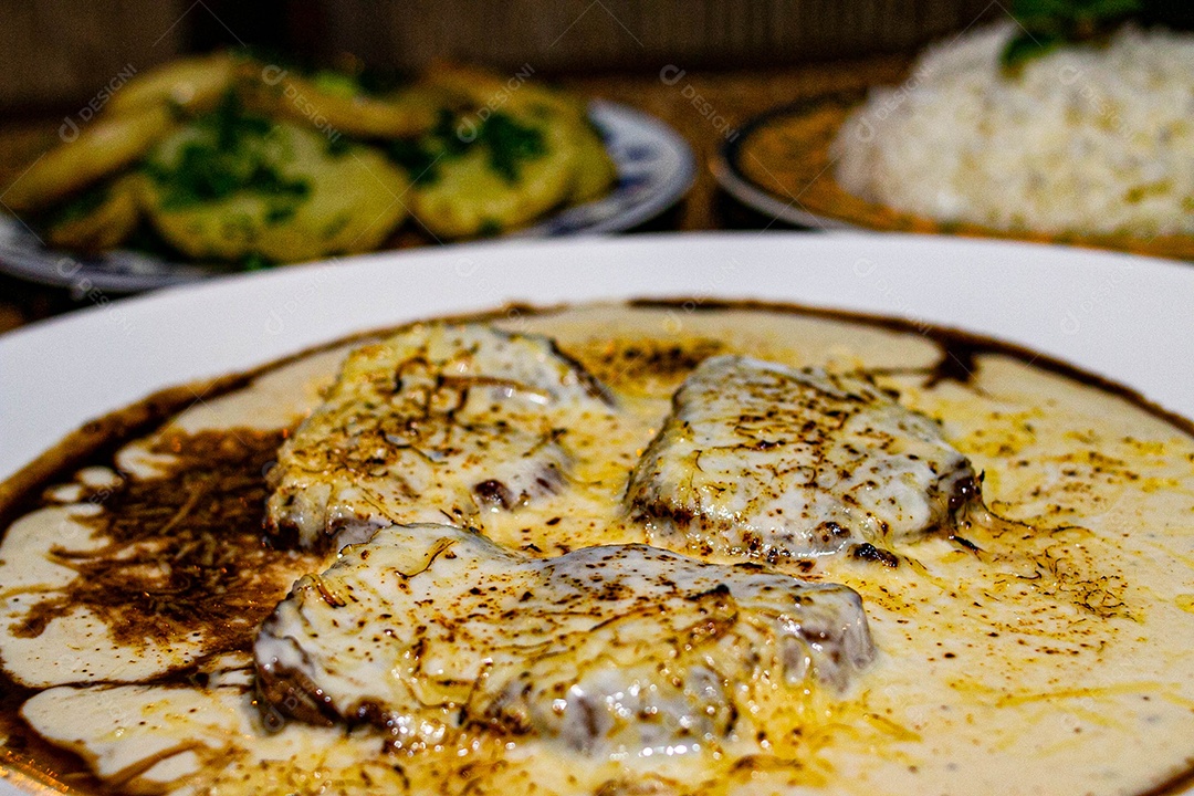 Comida sobre uma mesa de restaurante