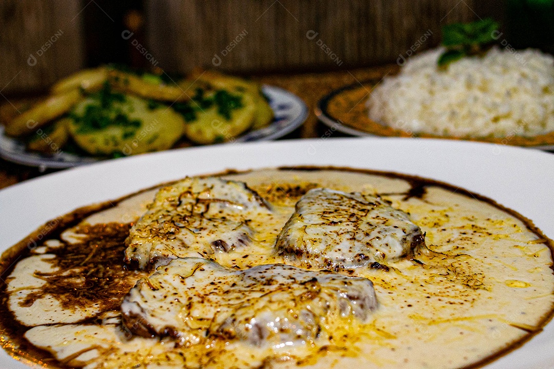 Comida sobre uma mesa de restaurante