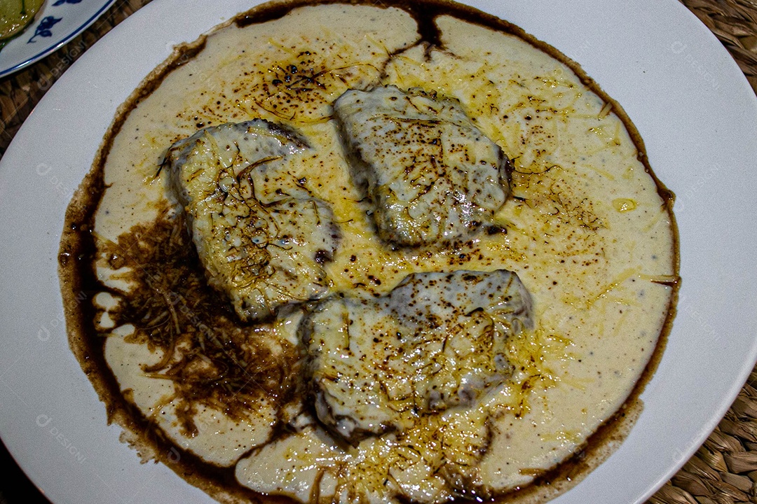 Comida sobre uma mesa de restaurante