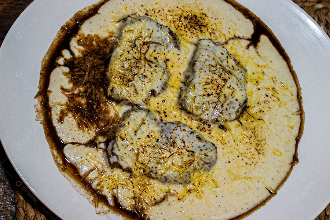 Comida sobre uma mesa de restaurante