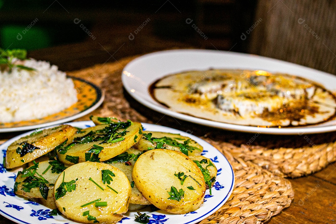 Comida sobre uma mesa de restaurante