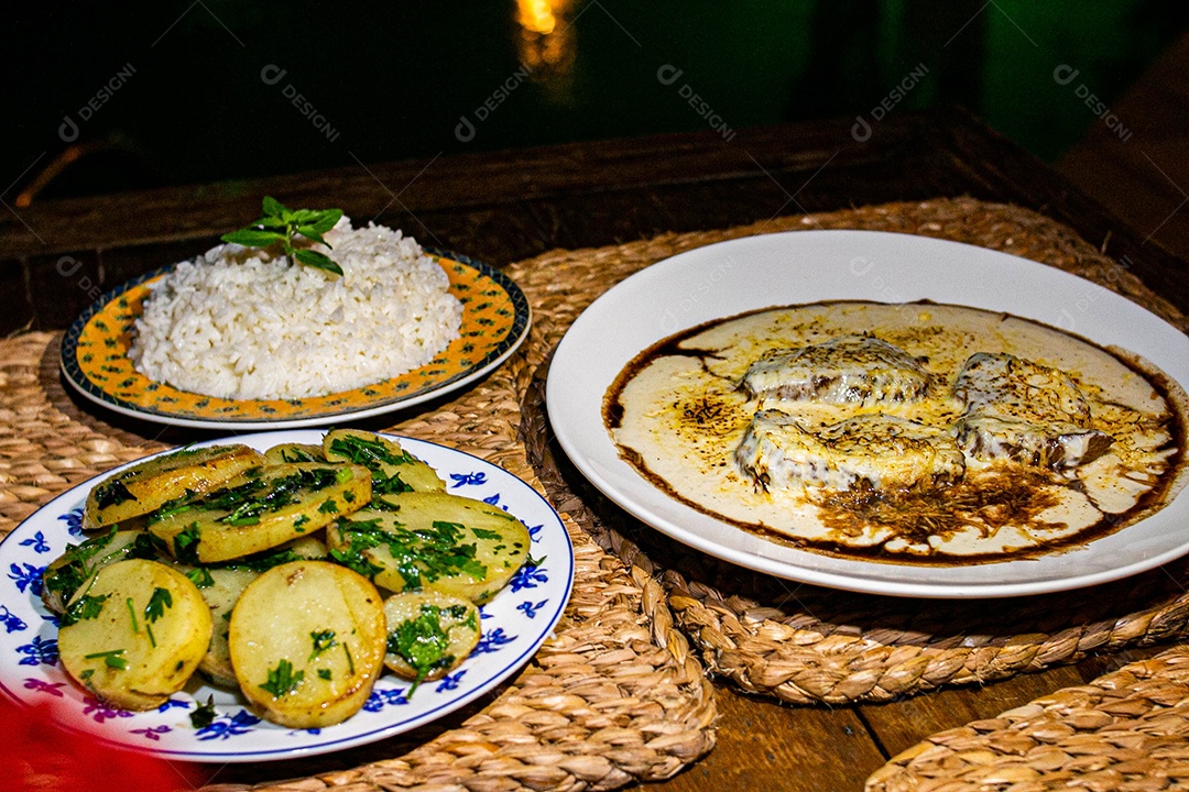 Comida sobre uma mesa de restaurante