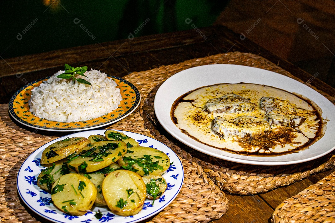 Comida sobre uma mesa de restaurante