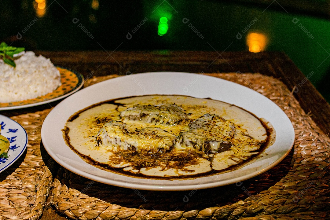Comida sobre uma mesa de restaurante
