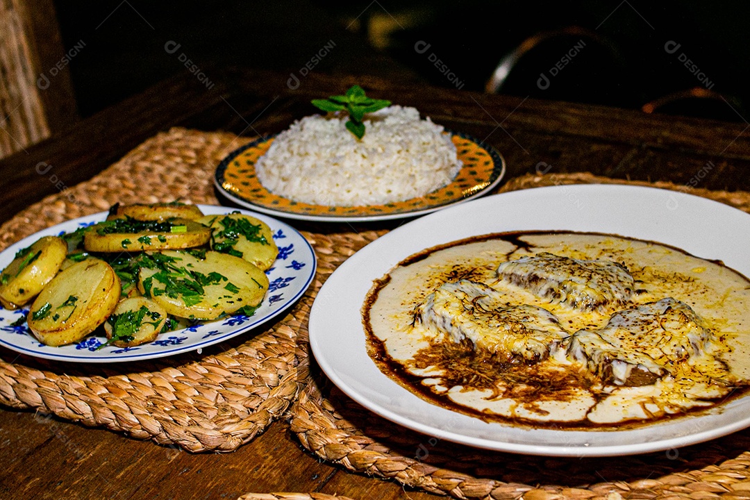 Comida sobre uma mesa de restaurante