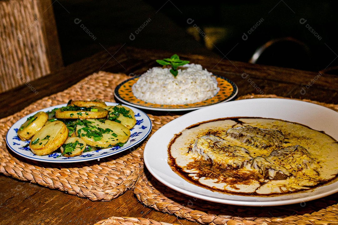 Comida sobre uma mesa de restaurante