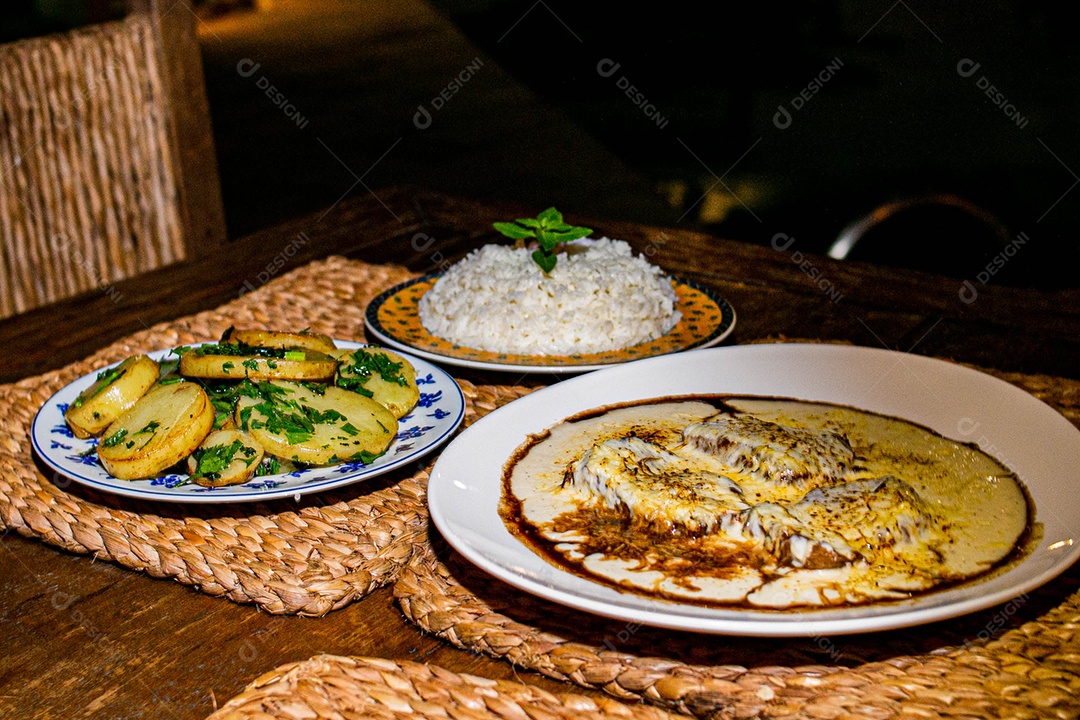 Comida sobre uma mesa de restaurante