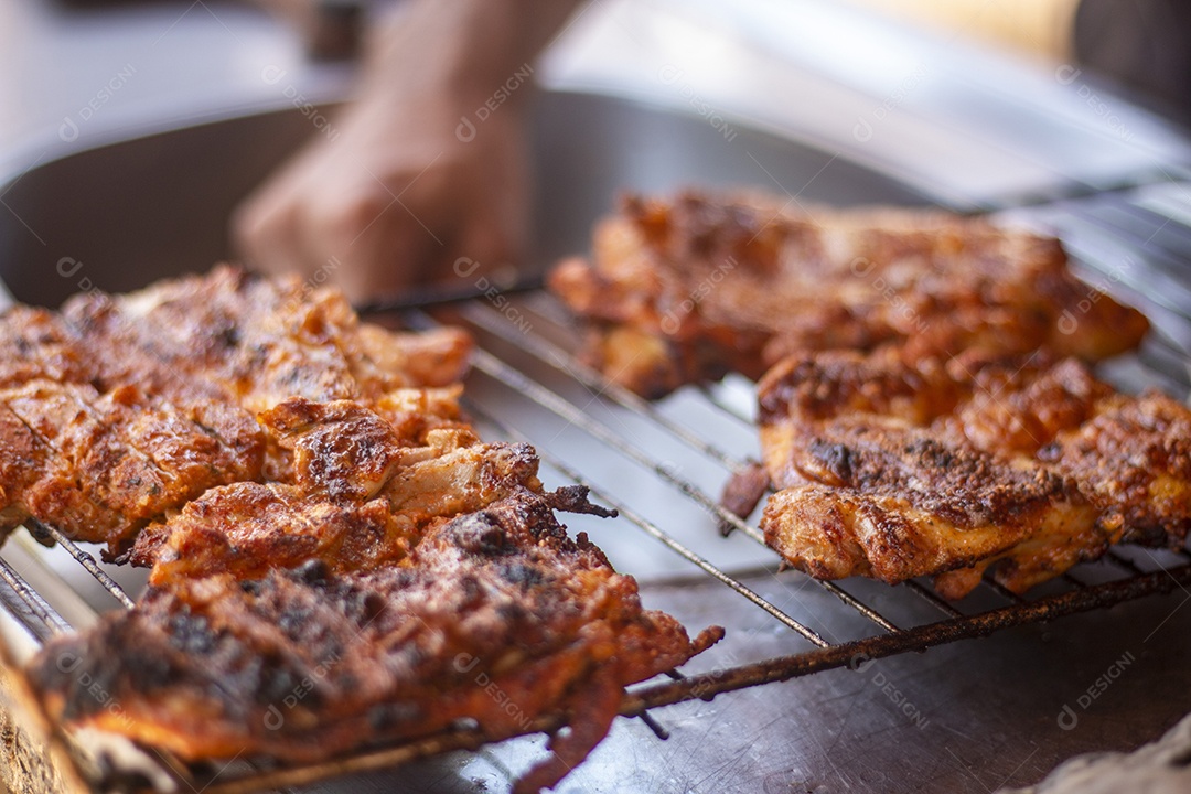 Carne de frango grelhada em grande