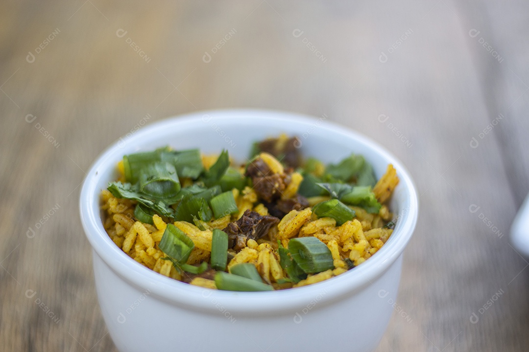 Arroz Maria Isabel com cebolinhas de folha verde