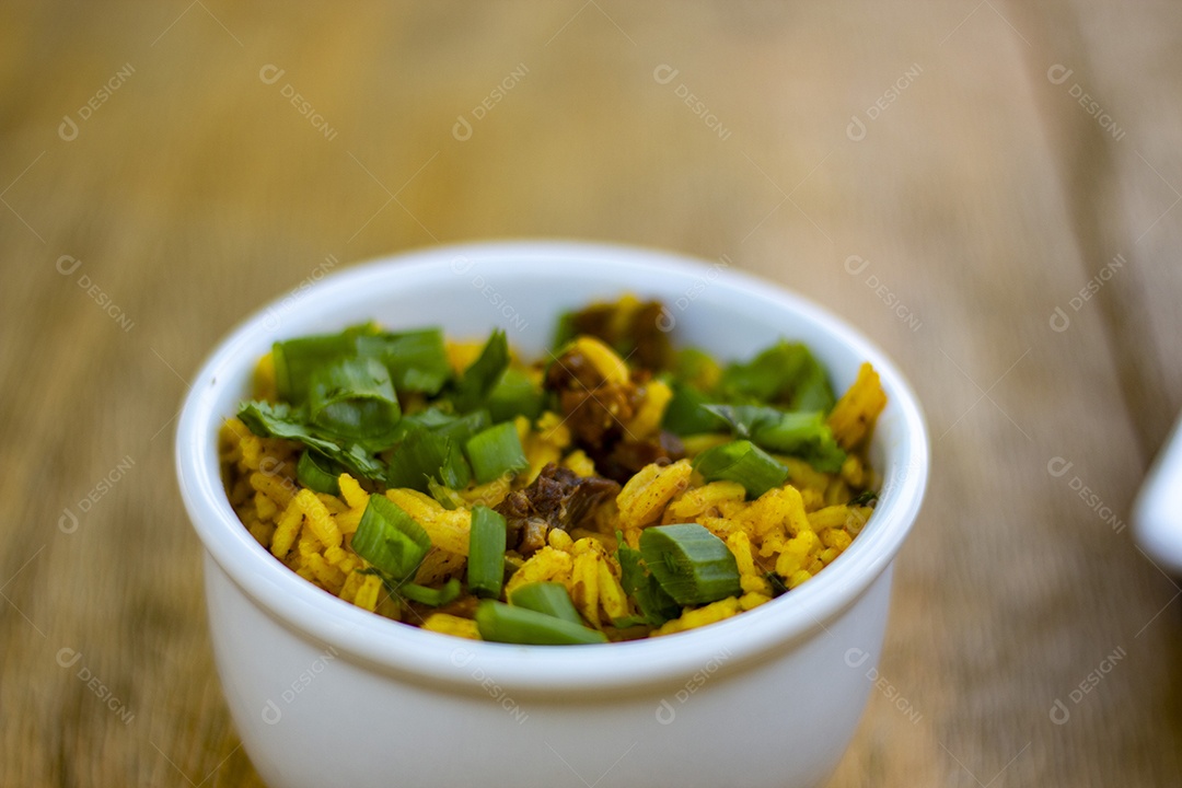 Arroz Maria Isabel com cebolinhas de folha verde