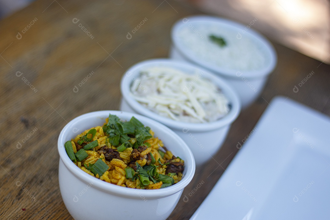 Arroz Maria Isabel com cebolinhas de folha verde queijo parmesão ralado como acompanhamento
