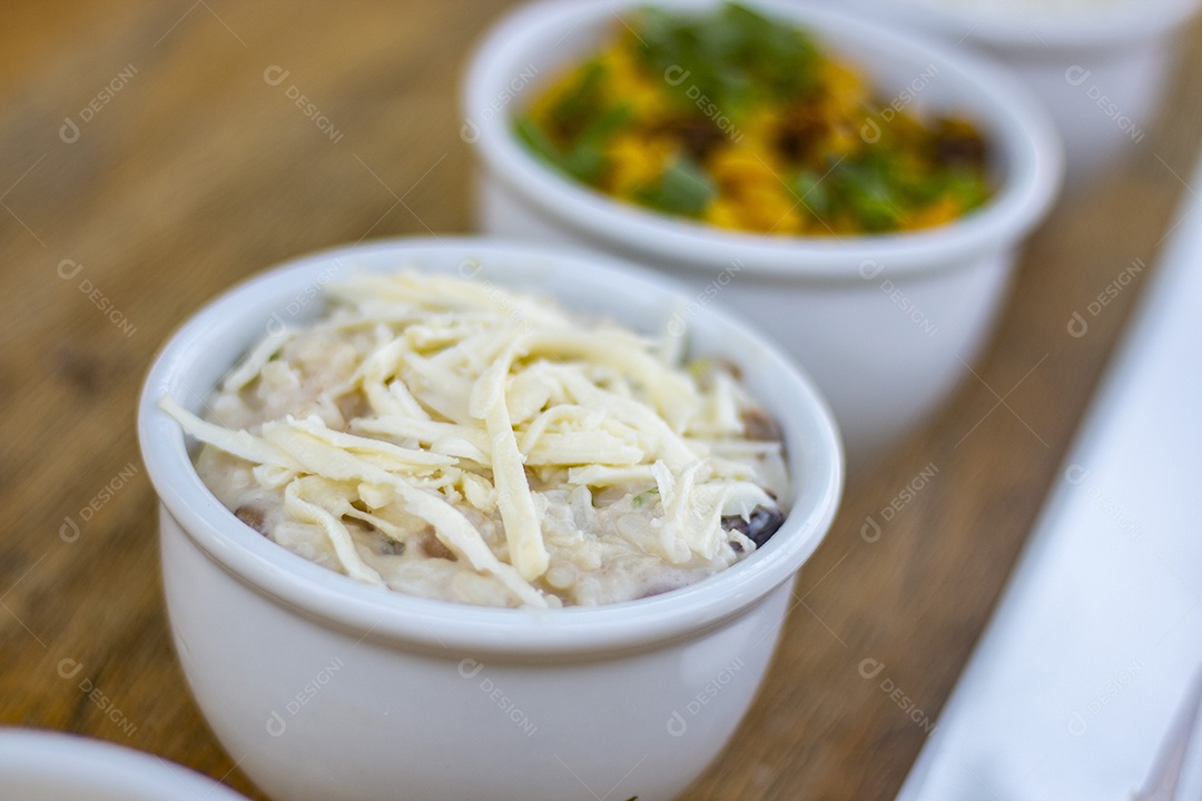 Arroz Maria Isabel com cebolinhas de folha verde queijo parmesão ralado como acompanhamento