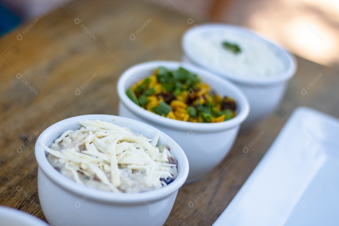Arroz Maria Isabel com cebolinhas de folha verde queijo parmesão ralado como acompanhamento