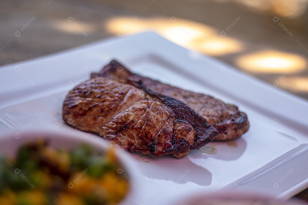 Carne assada suculenta servida em um prato branco