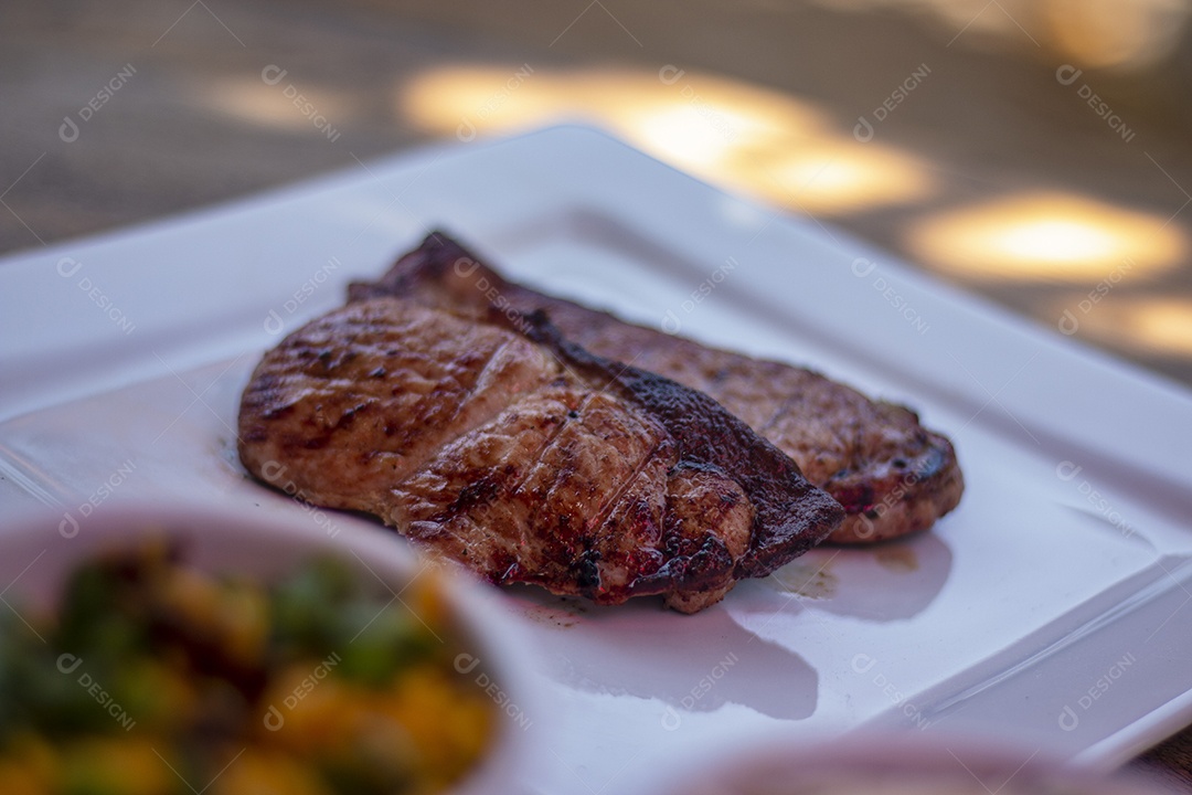 Carne assada suculenta servida em um prato branco