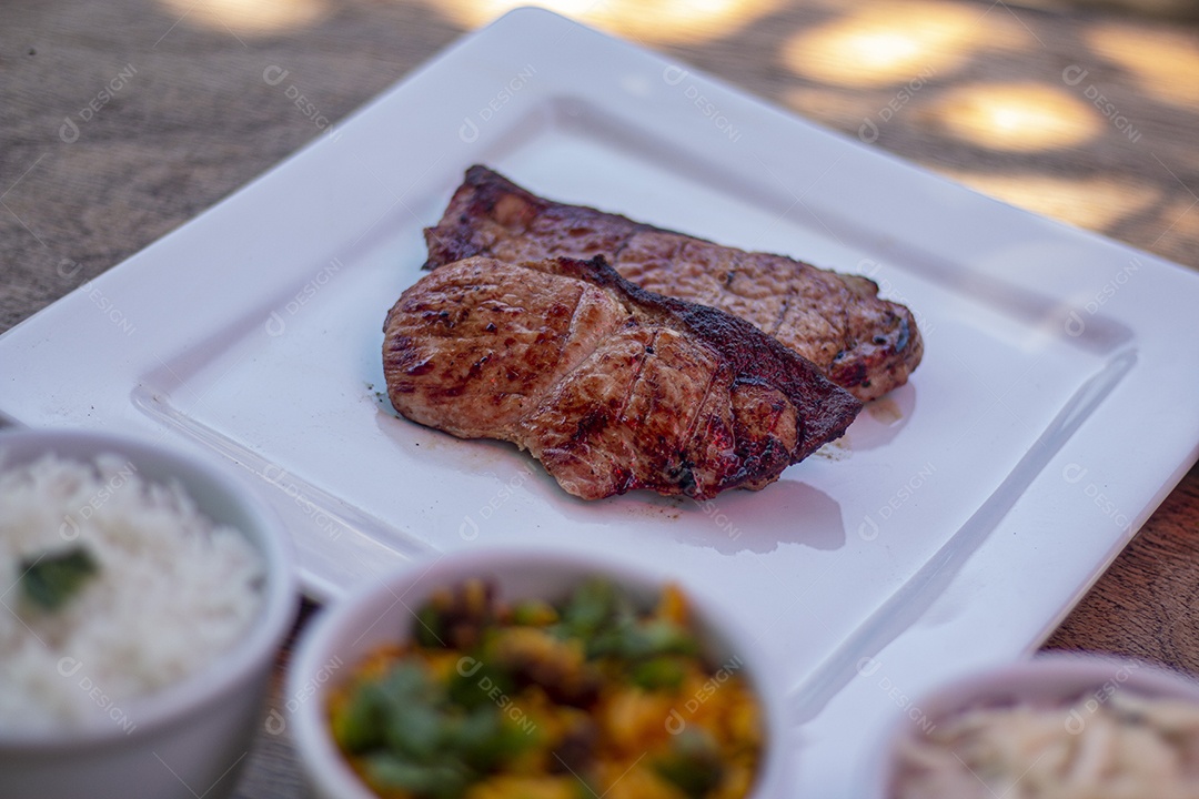 Carne assada suculenta servida em um prato branco