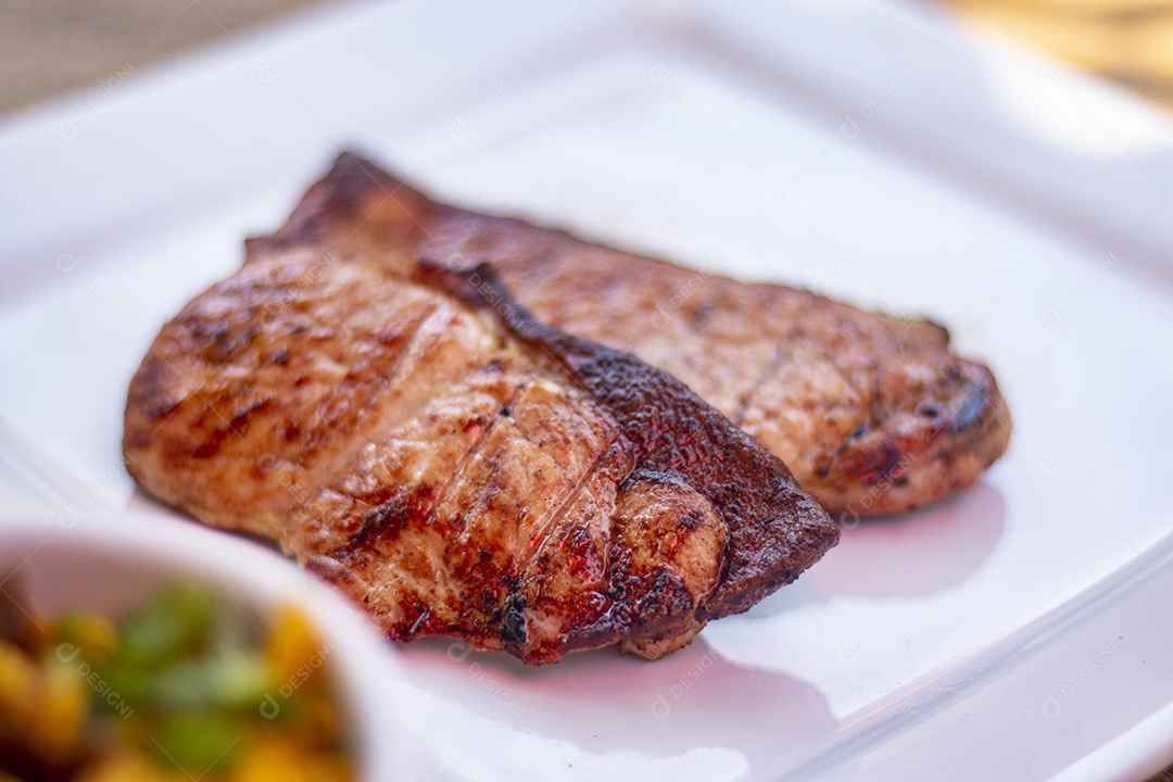 Carne assada suculenta servida em um prato branco