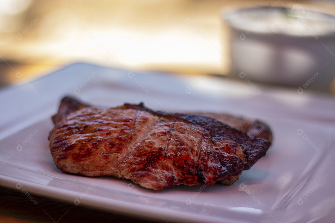 Carne assada suculenta servida em um prato branco