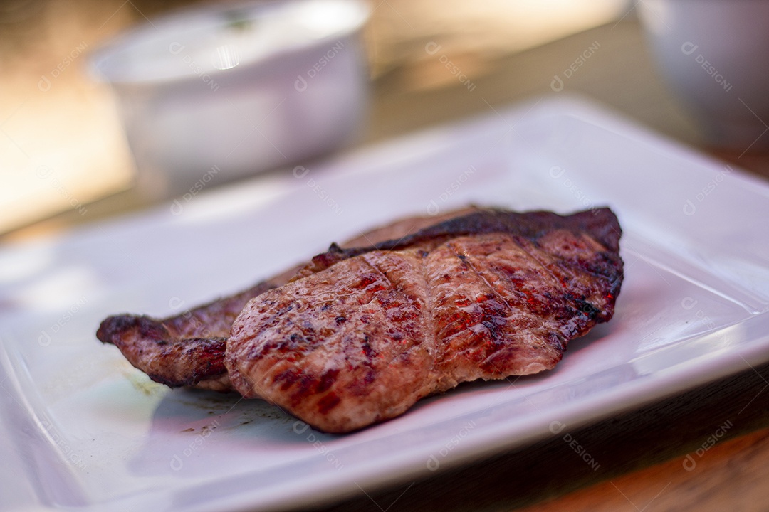 Carne assada suculenta servida em um prato branco