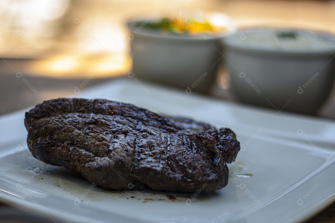 Carne assada suculenta servida em um prato branco