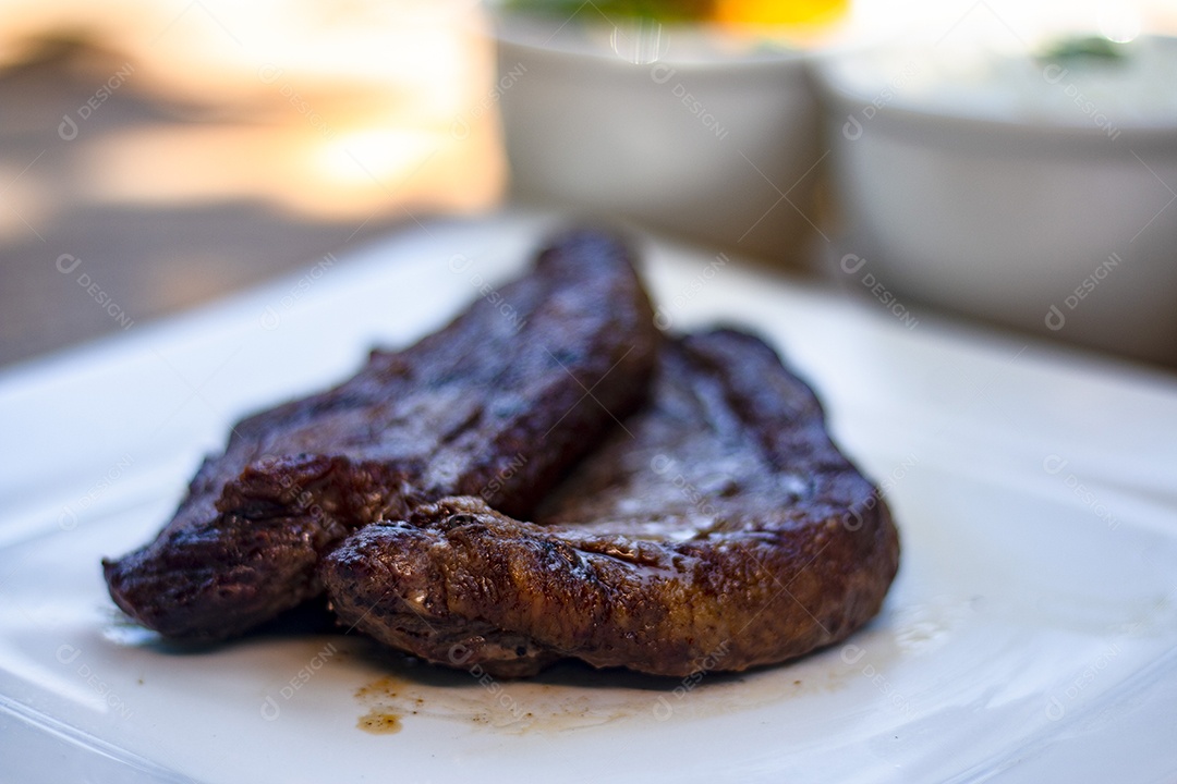 Carne assada suculenta servida em um prato branco