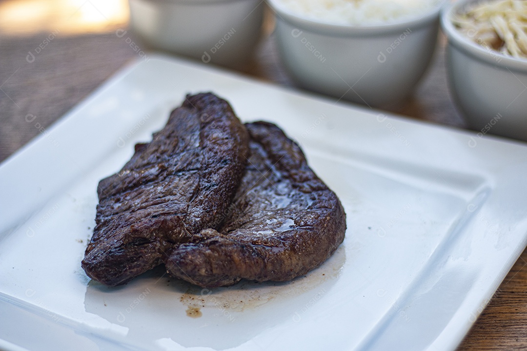 Carne assada suculenta servida em um prato branco