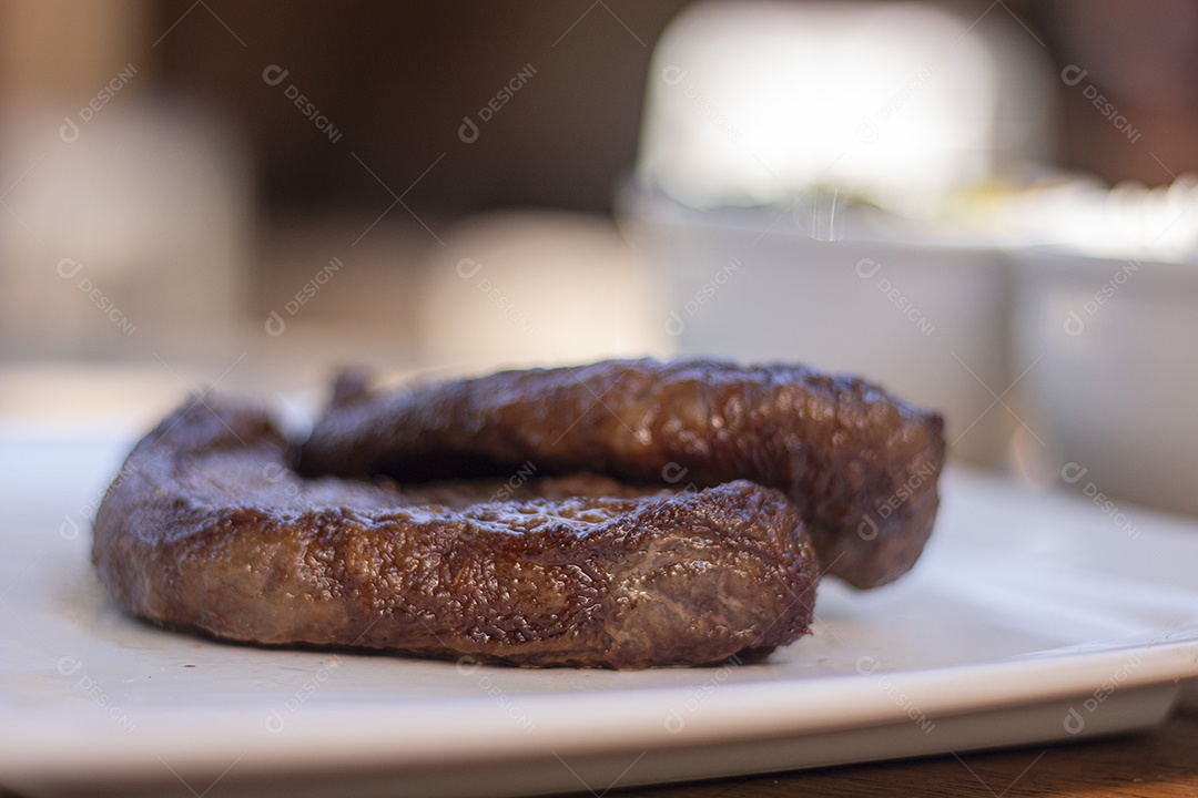 Carne assada suculenta servida em um prato branco