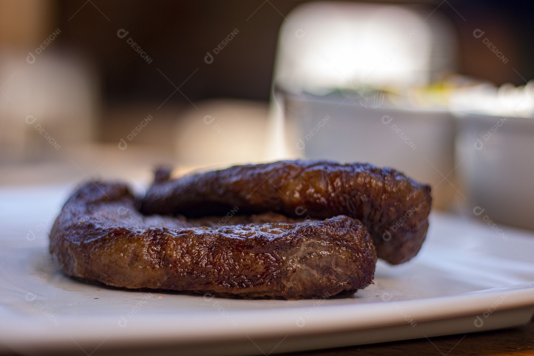Carne assada suculenta servida em um prato branco