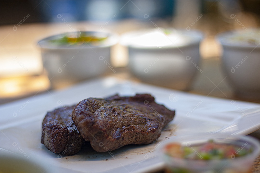 Carne assada suculenta servida em um prato branco