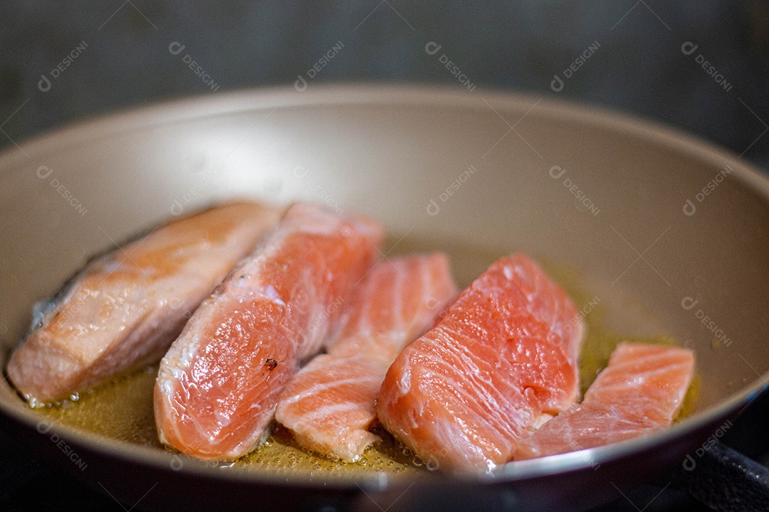 Peixe Salmão sendo fritado em óleo quente