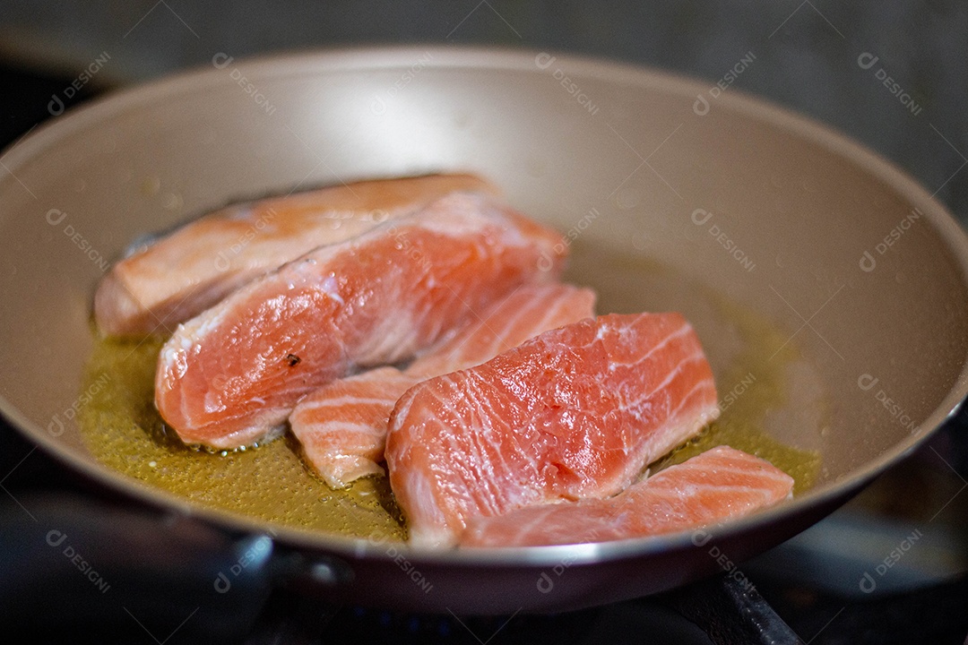 Peixe Salmão sendo fritado em óleo quente